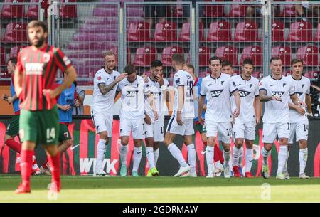 Augsburg, Deutschland. August 2021. Die Spieler von Hoffenheim feiern das Tor von Jacob Bruun Larsen (3. L) während eines Bundesliga-Spiels zwischen dem FC Augsburg und der TSG 1899 Hoffenheim in Augsburg, Deutschland, 14. August 2021. Quelle: Philippe Ruiz/Xinhua/Alamy Live News Stockfoto