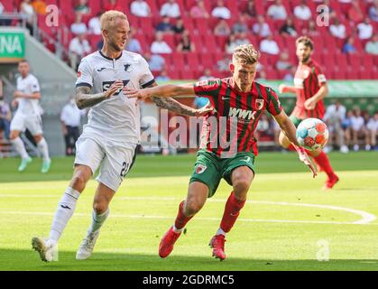 Augsburg, Deutschland. August 2021. Florian Niederlechner (R) aus Augsburg kontrolliert den Ball unter der Abwehr von Kevin Vogt aus Hoffenheim während eines Bundesliga-Spiels zwischen dem FC Augsburg und der TSG 1899 Hoffenheim in Augsburg, Deutschland, 14. August 2021. Quelle: Philippe Ruiz/Xinhua/Alamy Live News Stockfoto