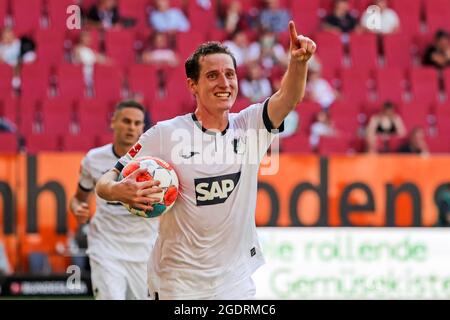 Augsburg, Deutschland. August 2021. Sebastian Rudy (R) aus Hoffenheim feiert seinen Torreigen bei einem Bundesliga-Spiel zwischen dem FC Augsburg und der TSG 1899 Hoffenheim in Augsburg, Deutschland, 14. August 2021. Quelle: Philippe Ruiz/Xinhua/Alamy Live News Stockfoto