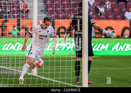 Augsburg, Deutschland. August 2021. Sebastian Rudy (L) aus Hoffenheim feiert seinen Torreigen bei einem Bundesliga-Spiel zwischen dem FC Augsburg und der TSG 1899 Hoffenheim in Augsburg, Deutschland, 14. August 2021. Quelle: Philippe Ruiz/Xinhua/Alamy Live News Stockfoto