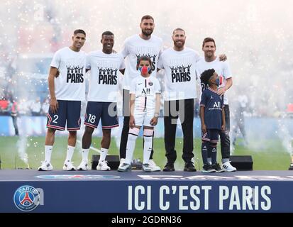 Paris, Frankreich. August 2021. Der marokkanische Verteidiger Achraf Hakimi, der niederländische Mittelfeldspieler Georginio Wijnaldum, der italienische Torwart Gianluigi Donnarumma, der spanische Verteidiger Sergio Ramos und der argentinische Stürmer Lionel Messi (von L nach R) Pose während der Siegerehrung vor dem Fußballspiel der französischen Ligue 1 zwischen Paris Saint-Germain und dem Racing Club Strasbourg im Stadion Parc des Princes in Paris, Frankreich, am 14. August 2021. Kredit: Gao Jing/Xinhua/Alamy Live Nachrichten Stockfoto