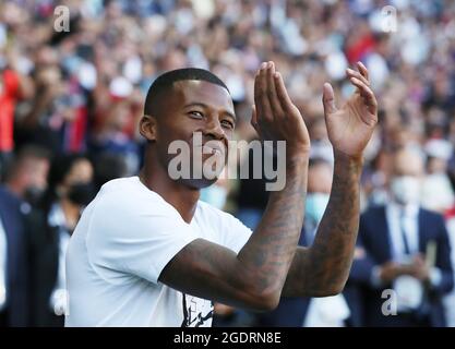 Paris, Frankreich. August 2021. Der niederländische Mittelfeldspieler Georginio Wijnaldum nimmt an der Preisverleihung der neuen Rekruten vor dem Fußballspiel der französischen Ligue 1 zwischen Paris Saint-Germain und dem Racing Club Strasbourg im Stadion Parc des Princes in Paris, Frankreich, am 14. August 2021 Teil. Kredit: Gao Jing/Xinhua/Alamy Live Nachrichten Stockfoto