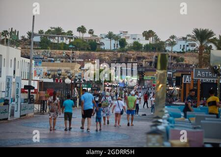 Sharm El Sheikh, Ägypten SIRCA 2021: Beliebte Handelsstraße Naama Bay. Nachtansicht der Naama Bay. Stockfoto