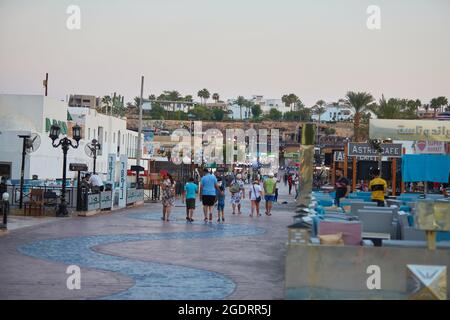 Sharm El Sheikh, Ägypten SIRCA 2021: Beliebte Handelsstraße Naama Bay. Nachtansicht der Naama Bay. Stockfoto