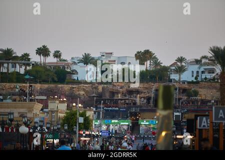 Sharm El Sheikh, Ägypten SIRCA 2021: Beliebte Handelsstraße Naama Bay. Nachtansicht der Naama Bay. Stockfoto