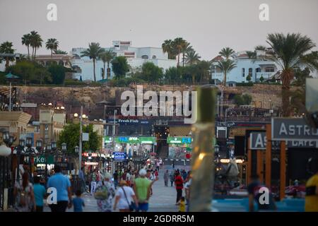 Sharm El Sheikh, Ägypten SIRCA 2021: Beliebte Handelsstraße Naama Bay. Nachtansicht der Naama Bay. Stockfoto