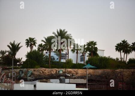 Sharm El Sheikh, Ägypten SIRCA 2021: Beliebte Handelsstraße Naama Bay. Nachtansicht der Naama Bay. Stockfoto