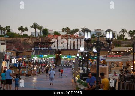 Sharm El Sheikh, Ägypten SIRCA 2021: Beliebte Handelsstraße Naama Bay. Nachtansicht der Naama Bay. Stockfoto