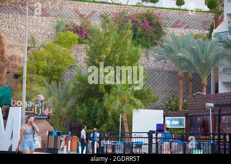 Sharm El Sheikh, Ägypten SIRCA 2021: Beliebte Handelsstraße Naama Bay. Nachtansicht der Naama Bay. Stockfoto