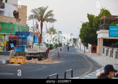 Sharm El Sheikh, Ägypten SIRCA 2021: Beliebte Handelsstraße Naama Bay. Nachtansicht der Naama Bay. Stockfoto