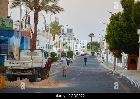 Sharm El Sheikh, Ägypten SIRCA 2021: Beliebte Handelsstraße Naama Bay. Nachtansicht der Naama Bay. Stockfoto