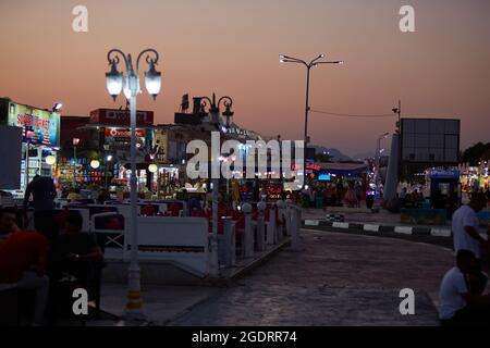 Sharm El Sheikh, Ägypten SIRCA 2021: Beliebte Handelsstraße Naama Bay. Nachtansicht der Naama Bay. Stockfoto