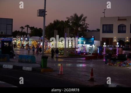 Sharm El Sheikh, Ägypten SIRCA 2021: Beliebte Handelsstraße Naama Bay. Nachtansicht der Naama Bay. Stockfoto