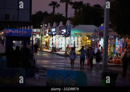 Sharm El Sheikh, Ägypten SIRCA 2021: Beliebte Handelsstraße Naama Bay. Nachtansicht der Naama Bay. Stockfoto