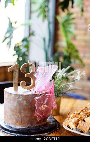 Geburtstagsfeier mit dreizehn Jahren. Nummer 13 Feier Geburtstag Cupcake Stockfoto