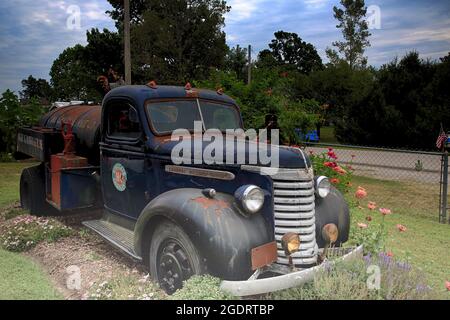 Oldtimer-Show in einer restaurierten Sinclair-Station an der Old Route 66, Ash Grove, Missouri. Stockfoto