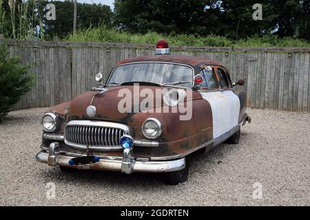 Oldtimer-Show in einer restaurierten Sinclair-Station an der Old Route 66, Ash Grove, Missouri. Stockfoto