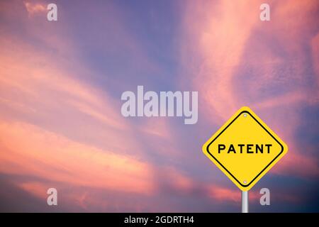 Gelbes Transportschild mit Wort Patent auf violettem Himmel Hintergrund Stockfoto