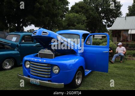 Oldtimer-Show in einer restaurierten Sinclair-Station an der Old Route 66, Ash Grove, Missouri. Stockfoto