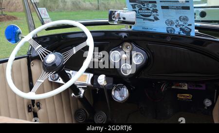 Oldtimer-Show in einer restaurierten Sinclair-Station an der Old Route 66, Ash Grove, Missouri. Stockfoto