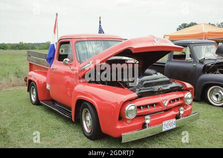 Oldtimer-Show in einer restaurierten Sinclair-Station an der Old Route 66, Ash Grove, Missouri. Stockfoto