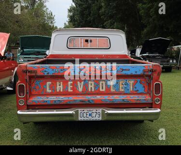 Oldtimer-Show in einer restaurierten Sinclair-Station an der Old Route 66, Ash Grove, Missouri. Stockfoto