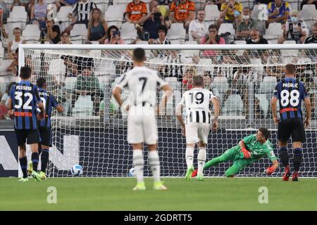 Turin, Italien, 14. August 2021. Luis Muriel von Atalanta schickt Wojciech Szczesny von Juventus vom Strafpunkt aus auf den falschen Weg, um das Spiel während des Vorsaison-Freundschaftsspiels im Allianz-Stadion in Turin auf 1-1 zu bringen. Bildnachweis sollte lauten: Jonathan Moscrop / Sportimage Stockfoto