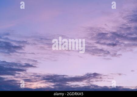 Sonnenuntergang Himmel Hintergrund im Sommer mit dünnen sich bewegenden Wolken. Kopieren Raum. Stockfoto