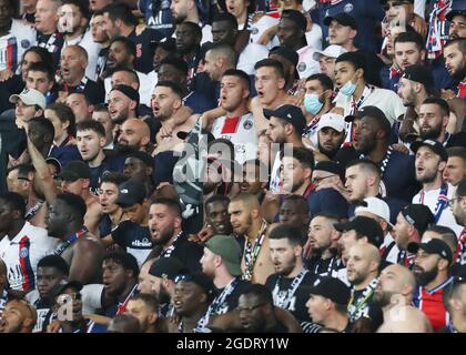 Paris, Frankreich. August 2021. Fans jubeln während des Fußballspiels der französischen Ligue 1 zwischen Paris Saint-Germain und Straßburg im Stadion Parc des Princes in Paris, Frankreich, am 14. August 2021. Kredit: Gao Jing/Xinhua/Alamy Live Nachrichten Stockfoto