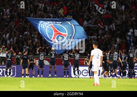 Paris, Frankreich. August 2021. Spieler von Paris Saint-Germain begrüßen die Fans nach ihrem Fußballspiel in der französischen Ligue 1 gegen Straßburg am 14. August 2021 in Paris, Frankreich. Kredit: Gao Jing/Xinhua/Alamy Live Nachrichten Stockfoto