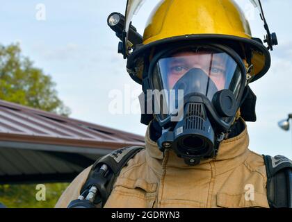 Ein Feuerwehrmann der lettischen Bundeswehr posiert für ein Porträt im Alpena Combat Readiness Training Center, Michigan, 12. August 2021. Während des Northern Strike (NS) 21-2, einer der größten Übungen des Verteidigungsministeriums, war er Teil der Ausbildung zur Rettung und Brandbekämpfung von Flugzeugen bei den lettischen nationalen Streitkräften, den estnischen Verteidigungskräften, der Nationalgarde von New York und der Nationalgarde von Michigan. (USA Foto der Air National Guard von Staff Sgt. Valentina Viglianco) Stockfoto