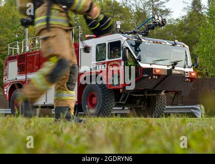 A Striker Fire Truck parkt vom Regional Fire Fighting Training Center im Alpena Combat Readiness Training Center, Michigan, 12. August 2021. Der Lastwagen war Teil der Ausbildung zur Rettung und Brandbekämpfung von Flugzeugen mit den lettischen nationalen Streitkräften, den estnischen Verteidigungskräften, der Nationalgarde von New York und der Nationalgarde von Michigan während des Nordstreiks (NS) 21-2. NS ist eine der größten Übungen des Verteidigungsministeriums zu Reservekomponenten und bot die Möglichkeit, Interoperabilität mit anderen Einheiten und multinationalen Partnern aufzubauen, während die Schulung in realistischen Multi-Domain-Umgebungen durchgeführt wurde. (USA Stockfoto