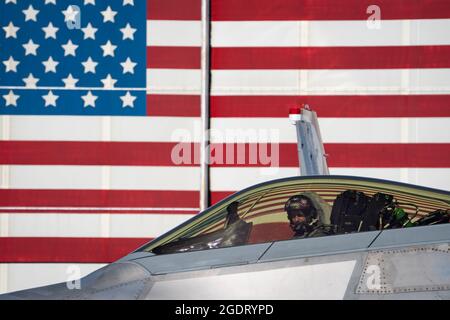 US Air Force Maj. Josh Gunderson, F-22 Demo Team Commander, Taxis von der Wallops Island Flight Facility NASA Hanger 17. Juni 2021, in Wallops Island, VA. Die primäre Funktion des F-22A Raptor ist ein Luftdominanz- und Multirollen-Tarnjäger, Und kann eine Kombination aus Luft-Luft-Raketen und Luft-Boden-Bomben tragen. (USA Foto der Luftwaffe von Staff Sgt. Don Hudson) Stockfoto