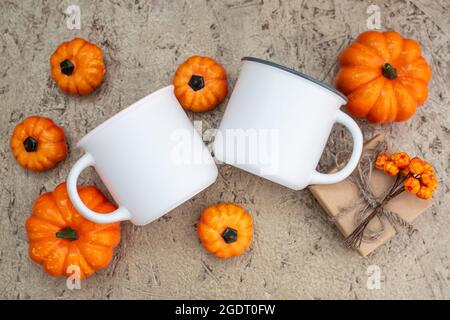 Krug Mockup und Kürbisse flach liegen auf Holz Stockfoto