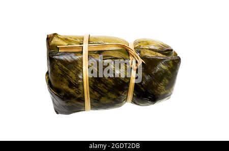 Gekochter Reis, eingewickelt in Bananenblätter, ein traditionelles thailändisches Dessert. Beschneidungspfad. Stockfoto