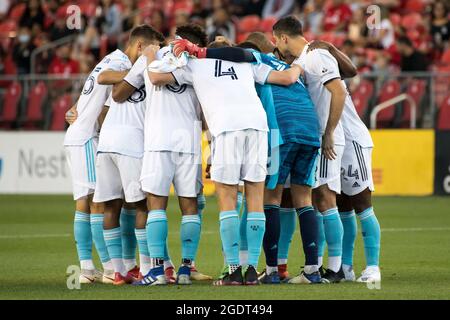 Toronto, Ontario, Kanada. August 2021. Spieler der New England Revolution huddeln vor dem MLS-Spiel zwischen dem FC Toronto und der New England Revolution auf dem BMO-Feld in Toronto (Bildquelle: © Angel Marchini/ZUMA Press Wire) Bildquelle: ZUMA Press, Inc./Alamy Live News Stockfoto