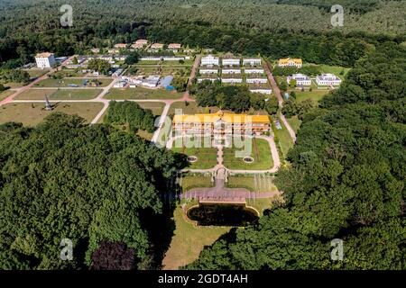 Niederlande, Vlodrop, MERU, Marahishi European Research University. Gelegen im Nationalpark De Meinweg. Antenne. Stockfoto