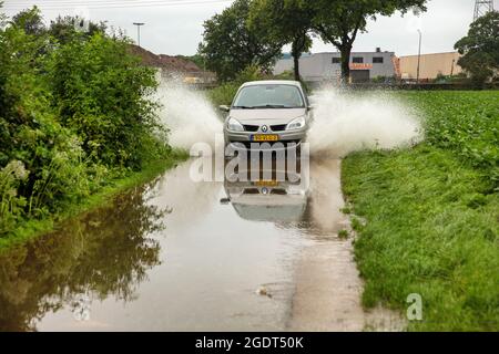 Niederlande, Itteren. Hochwasser im Dorf aufgrund von Überschwemmungen des Flusses Geul und hohem Wasserstand des Flusses Maas. Stockfoto