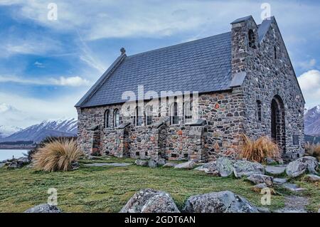Die alte Kirche des Guten Hirten in Neuseeland wurde 1935 erbaut. Eine Touristenattraktion am Ufer des Sees Tekapo On auf der Südinsel Stockfoto