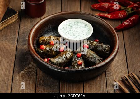 Georgianische Dolma gefüllte Traubenblätter Stockfoto