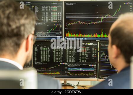 Börsenmakler Blick auf Computer-Bildschirmen, Online-Handel. Stockfoto