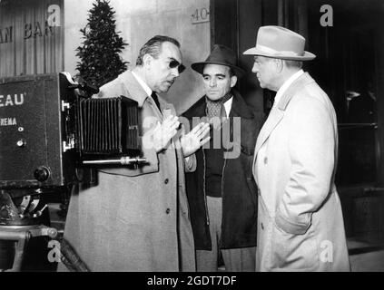 Regisseur HENRI DECOIN am Drehort offen mit JEAN GABIN während der Dreharbeiten zu RAZZIA SUR LA CHNOUF (ÜBERSETZUNGSÜBERFALL AUF DEM DOPE) 1955 Regisseur HENRI DECOIN Roman Auguste Le Breton Adaption Henri Decoin und Maurice Griffe Musik Marc Lanjean musikalischer Leiter und Arrangeur Michel Legrand Jad Films / Societe Nouvelle des Etablissements Gaumont (SNEG) / Wager-Film Stockfoto