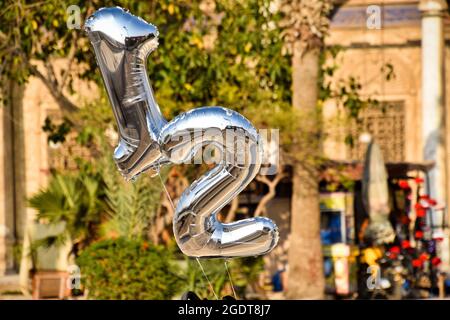 12 Ballon, Zahlen in Silber in der Luft, feiern Stockfoto