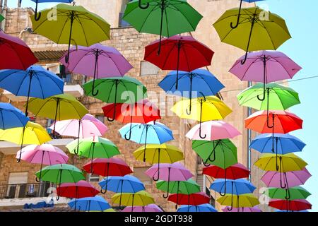 Farbenfrohe dekorative Regenschirme über der Salomon Straße, Jerusalem, Israel. Stockfoto