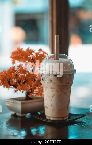 Iced Bubble Milk Tea mit künstlichem Bonsai-Baum im japanischen Café Stockfoto