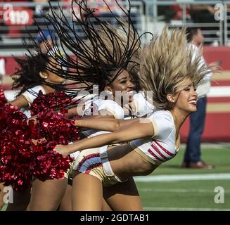 Santa Clara, Usa. August 2021. San Francisco 49ers Gold Rush unterhält sich am Samstag, den 14. August 2021, vor einem Vorsaison-Spiel gegen die Kansas City Chiefs im Levi's Stadium in Santa Clara, Califiornia. Foto von Terry Schmitt/UPI Credit: UPI/Alamy Live News Stockfoto