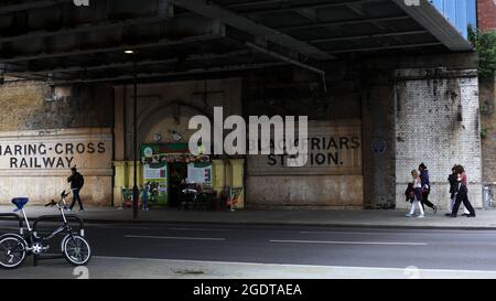 Fußgänger, die unter der Eisenbahnbrücke laufen, Southwark, London, Großbritannien, August 2021 Stockfoto