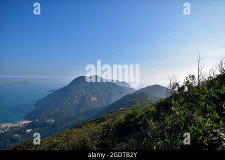 Blick auf das Meer vom Dragon´s Back Mountain Trail, Hongkong, China Stockfoto