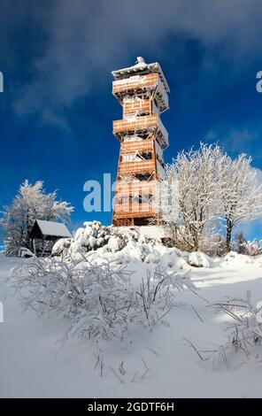 Hölzerner Aussichtsturm auf Velky Javornik in den Beskiden in Mähren in der Tschechischen Republik. Stockfoto