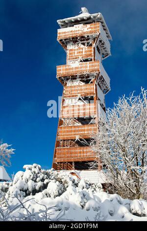 Hölzerner Aussichtsturm auf Velky Javornik in den Beskiden in Mähren in der Tschechischen Republik. Stockfoto